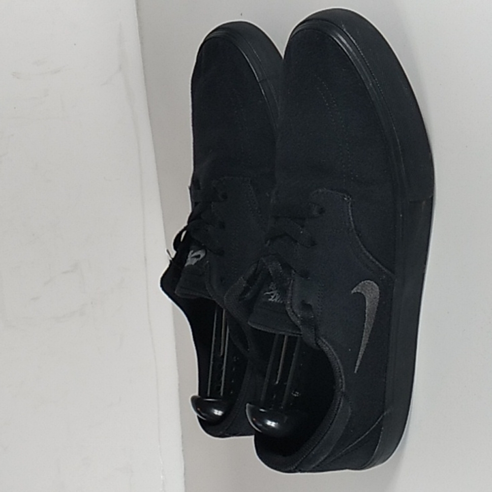 Men’s 10.5 Nike SB Clutch Skate Shoes Triple Black